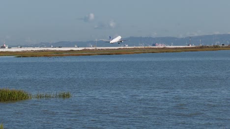 el avión se levanta de la pista