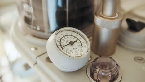 primer plano de un medidor de presión de un ventilador médico