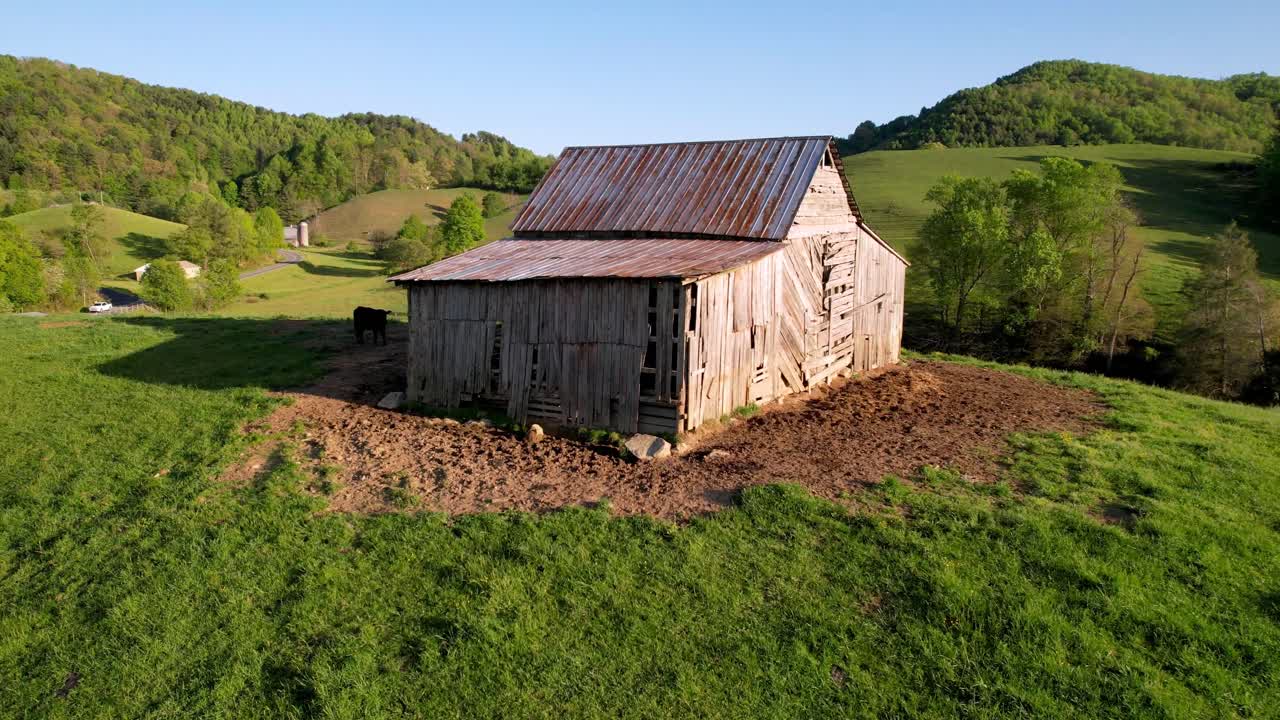 empurrão aéreo em um antigo celeiro nas montanhas appalachian e blue ridge, perto de bethel, carolina do norte