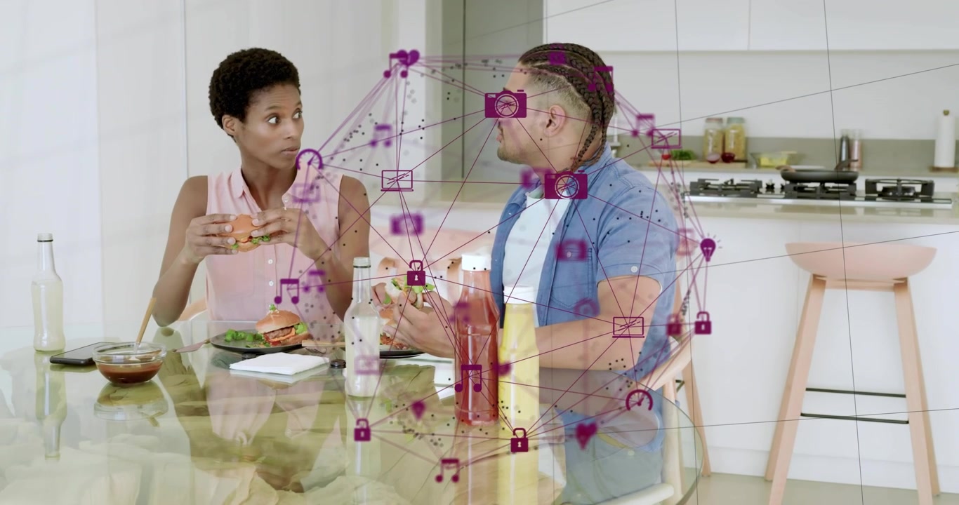 Donna che finisce di mangiare, avviando una conversazione con un uomo, mentre una sovrapposizione di rete mostra un'interfaccia tecnologica.