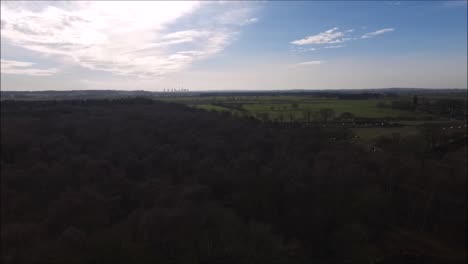 un dron volando alrededor de uno de los miles de bosques del reino unido