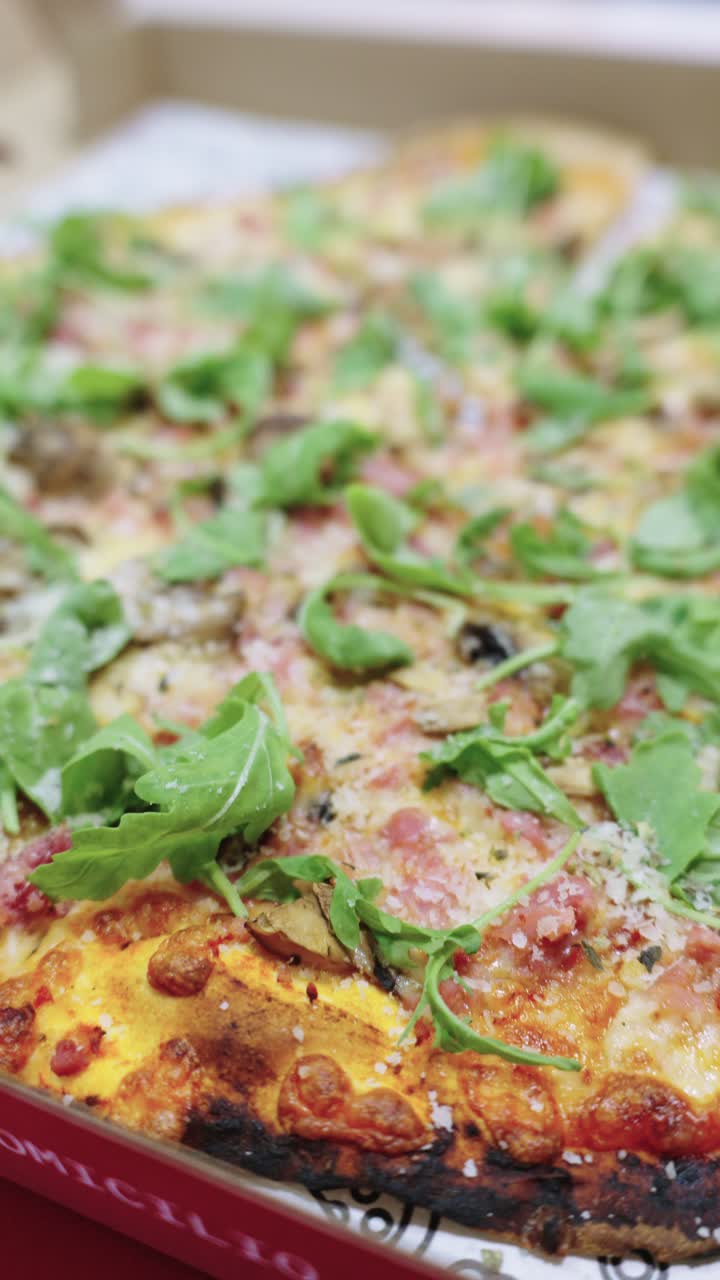Deliziosa pizza con rucola e prosciutto