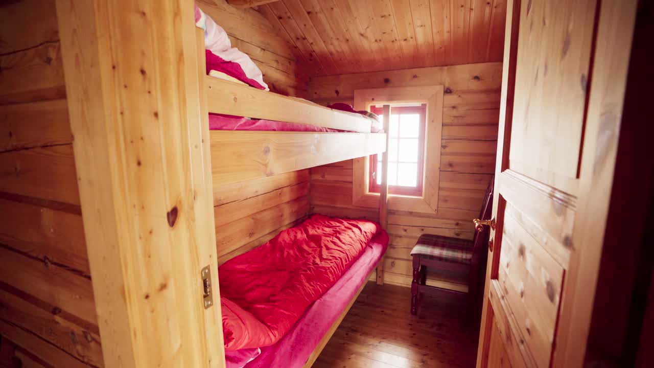dormitorio de cabaña con camas adosadas en verran, noruega