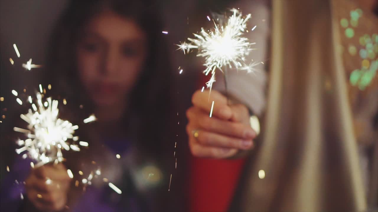 Bambino che gioca con le stelline luminose