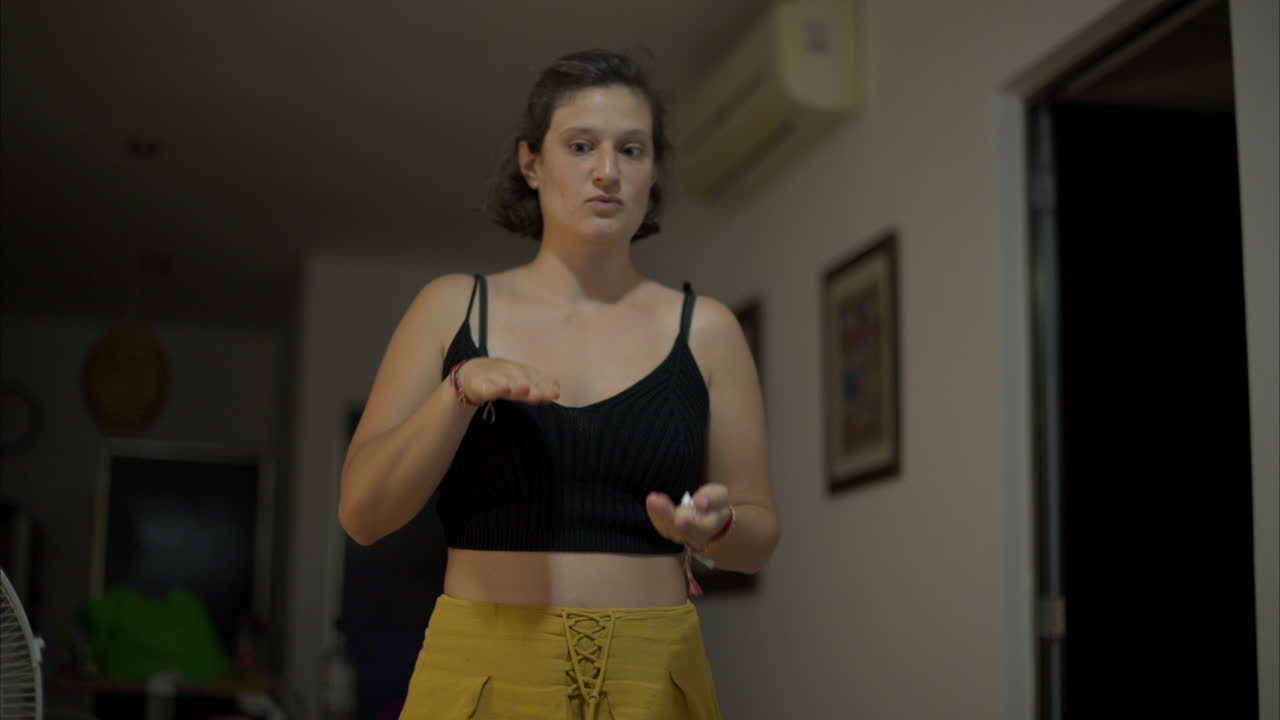 Rallentatore di una donna bruna che legge un indizio e poi finge di guidare un'auto e di saltare con essa.