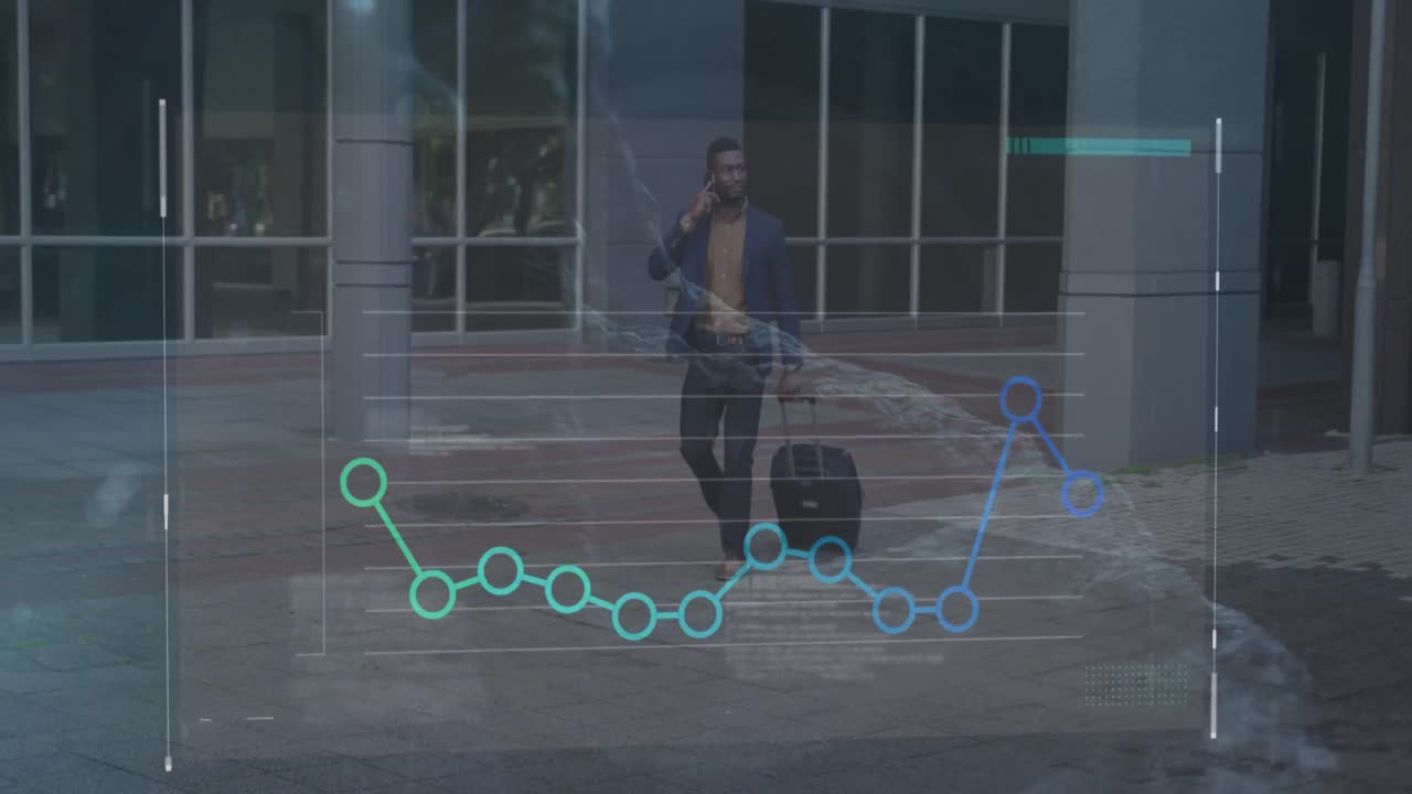 animación del procesamiento de datos sobre un hombre de negocios afroamericano con una bolsa de carrito hablando en un teléfono inteligente
