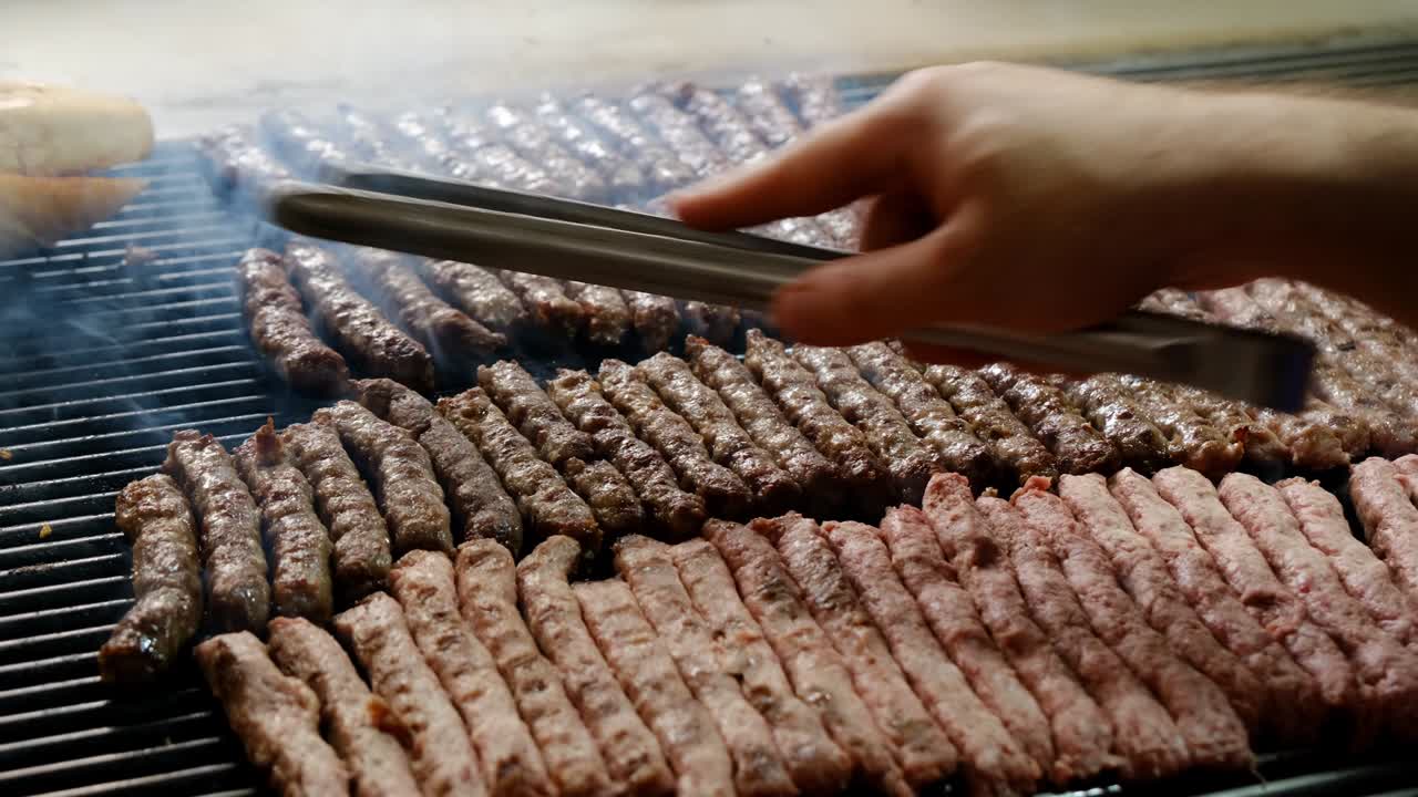 고기알은 터키에서 매우 인기있는 음식이며 국가 요리 중 하나라고 할 수 있습니다. 고기발은 터키 레스토랑에서 그릴 수 있습니다.