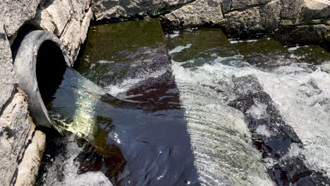 vista en cámara lenta del agua de drenaje de chapultepec que ingresa a la ciudad de méxico