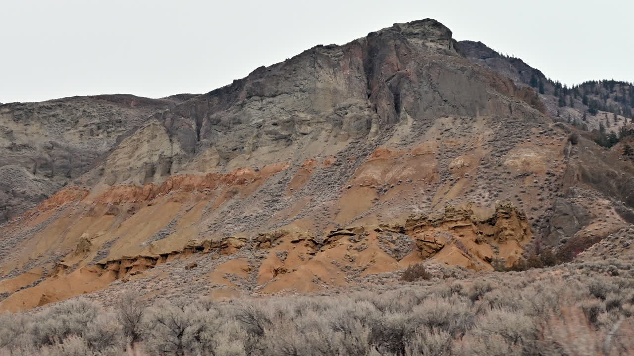 la majestuosidad volcánica de la cresta de canela en kamloops