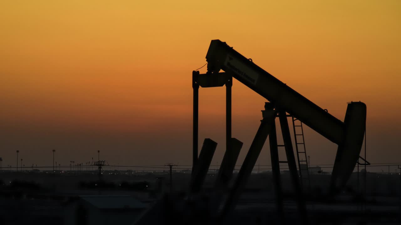 lapso de tiempo de la bomba de aceite al atardecer - zoom in