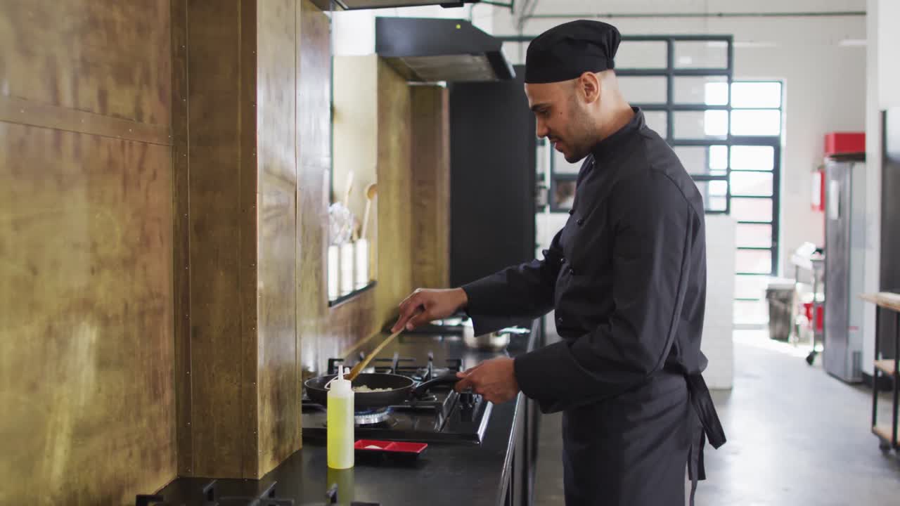 cocinero caucásico fritando verduras en una sartén