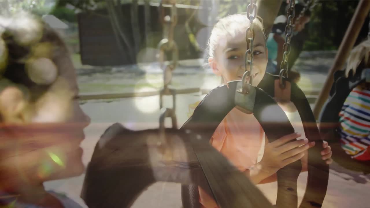 девочки разговаривают, играя на качелях