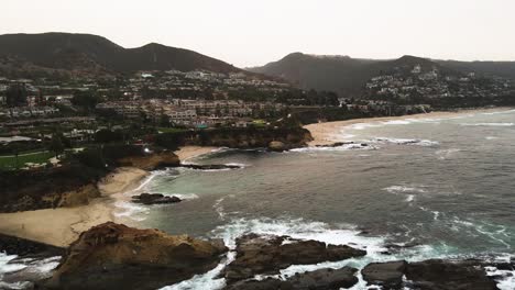 Volando-Sobre-El-Mar-En-Laguna-Beach-Por-La-Tarde