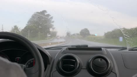 lluvia golpeando la vista del parabrisas desde el interior del vehículo