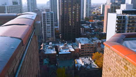 Handaufnahme-Mit-Blick-Auf-Viele-Hochhäuser-In-Der-Nähe-Der-Innenstadt-Von-Chicago