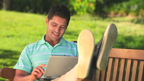 hombre hablando en una computadora portátil al aire libre