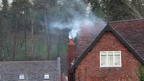 Humo-Saliendo-De-Una-Chimenea-Doméstica-En-Una-Casa-Antigua