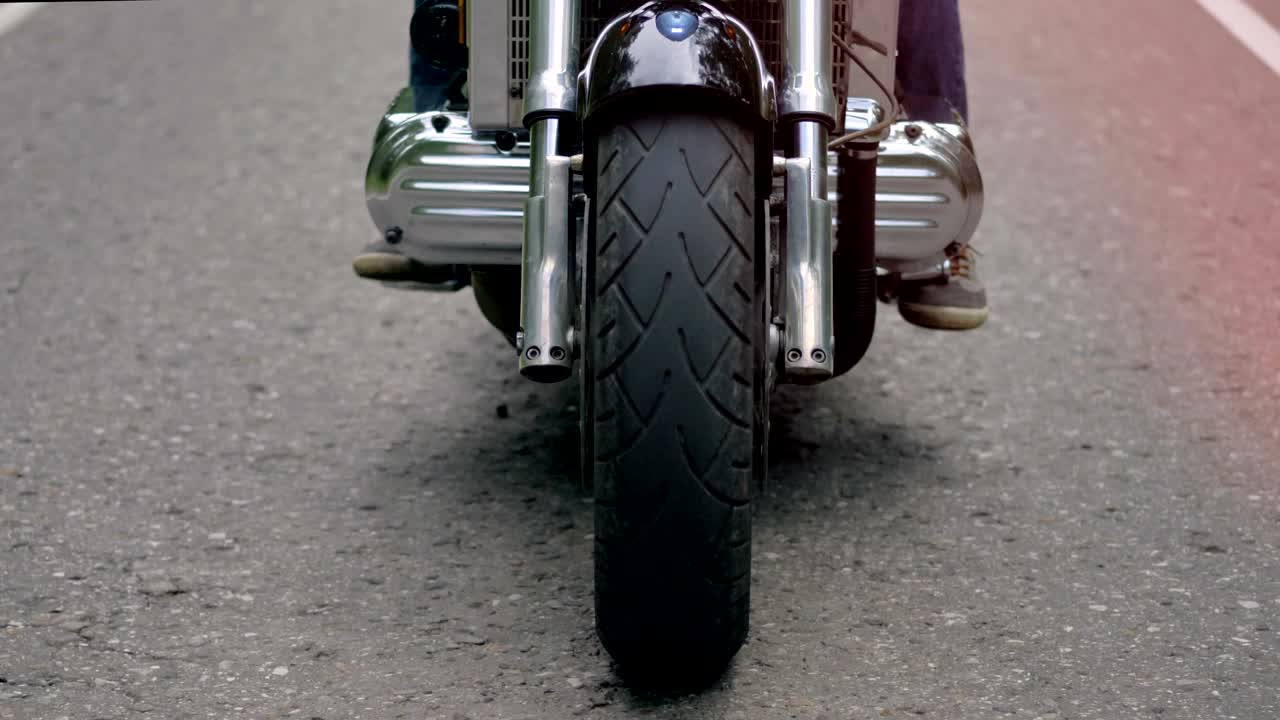 un primer plano de una motocicleta girando la rueda delantera.