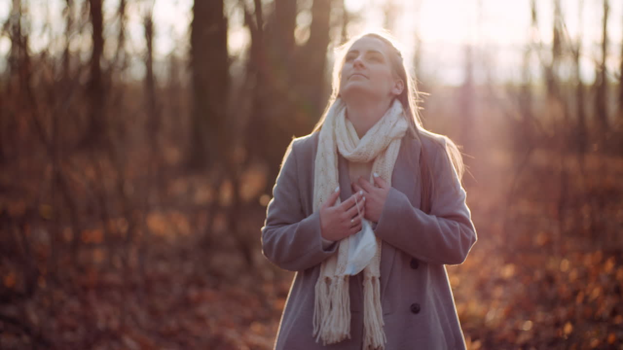 스모그 개념 숲에서 신선한 공기를 호흡하는 젊은 여성 1