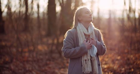 Smog-Konzept-Junge-Frau,-Die-Frische-Luft-Im-Wald-Atmet-1