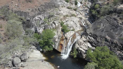 Isolierte-Trockene-Landschaft-Am-Emerald-Creek-wasserfall-Qld