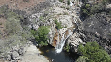 paisaje seco aislado en la cascada emerald creek qld