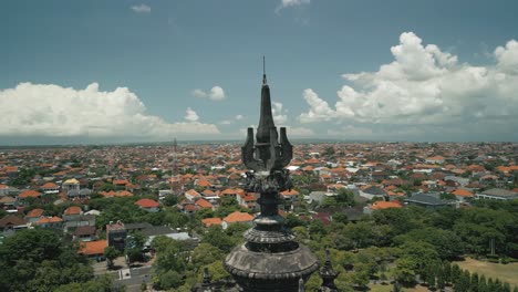 hermosa vista aérea del detalle de la parte superior de bajra sandhi, el monumento a la independencia de bali