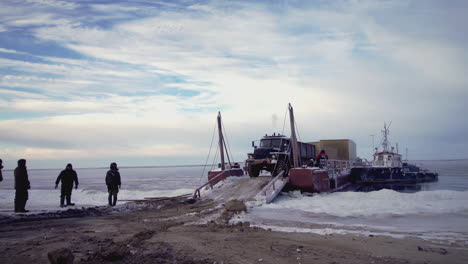 operación de ferry de camiones en el lago congelado
