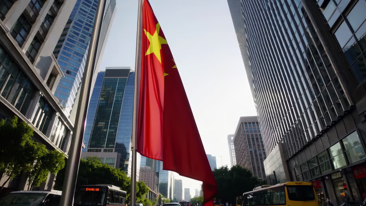 Bandeira chinesa tremulando em frente a arranha-céus