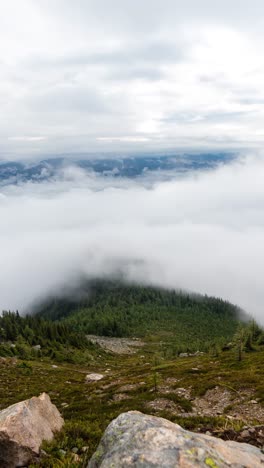 Vertikaler-4k-Zeitraffer,-Wolkeninversionen-über-Der-Berglandschaft,-Mount-St.