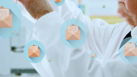 animación de iconos de correo y procesamiento de datos sobre científico caucásico en el laboratorio
