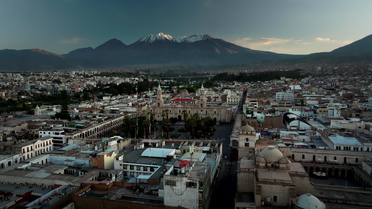 Vista aérea de seguimiento de la Basílica Catedral Neoclásica de Arequipa, Perú.
