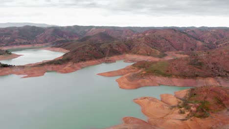 Niveles-Extremadamente-Bajos-De-Agua-En-El-Embalse-De-Arade,-En-Portugal