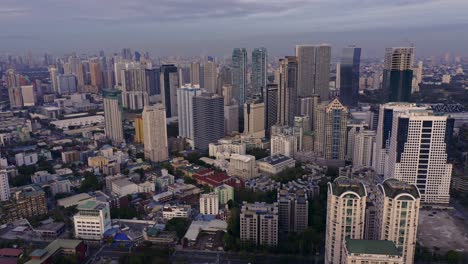 Imágenes-De-Drones-Del-Centro-De-Ortigas,-Uno-De-Los-Distritos-Comerciales-Centrales-De-Metro-Manila,-Filipinas