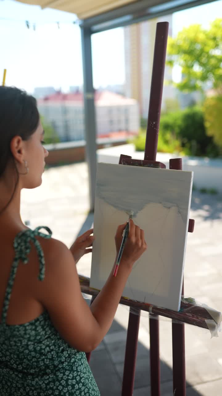 mujer pintando al aire libre