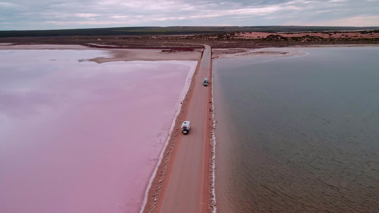 로드 위에 rv와 함께 맥도넬 호수의 분홍색 물