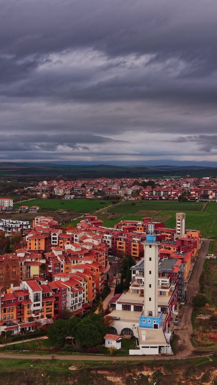 Splendida vista aerea dello sviluppo costiero in Bulgaria catturata da un drone