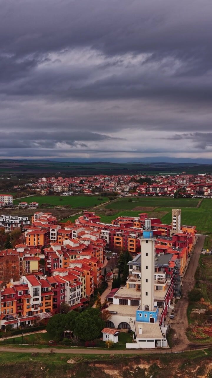 Splendida vista aerea dello sviluppo costiero in Bulgaria catturata da un drone
