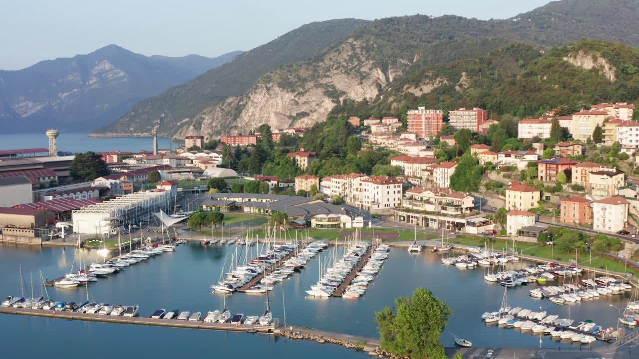 Splendida vista aerea del porto di Lovere, panorama del lago d'Iseo, Lombardia, Italia.