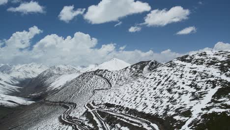 vista aérea de la carretera a través del paso de babusar en inviernos, a través de la autopista karakorum a gilgit-baltistán, cruce kpk