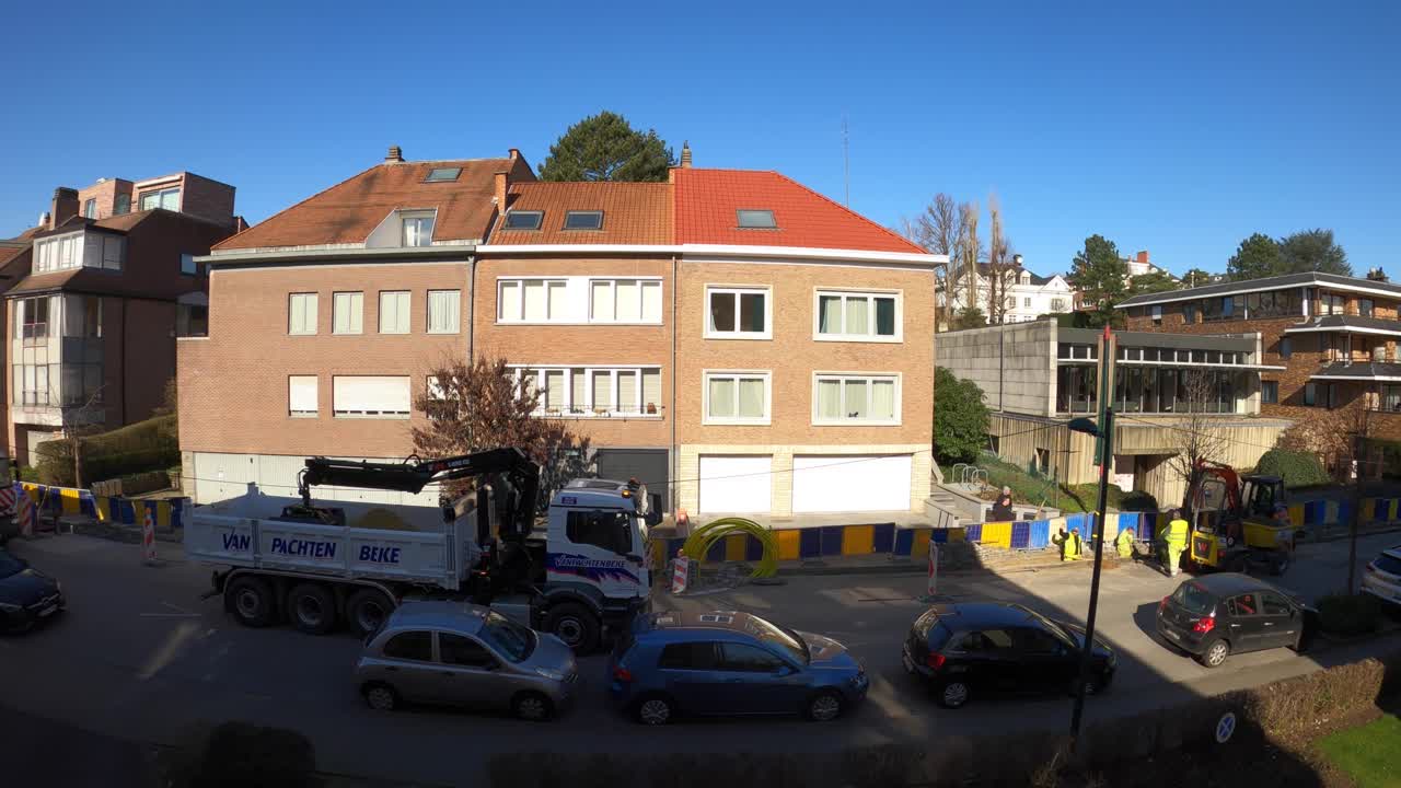 주거 마을의 지속 가능한 네트워크 라인 설치 현장의 트럭과 작업자