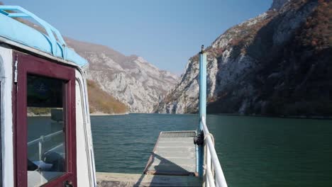 Albanien-Komani-See---Fähre-Nach-Valbona