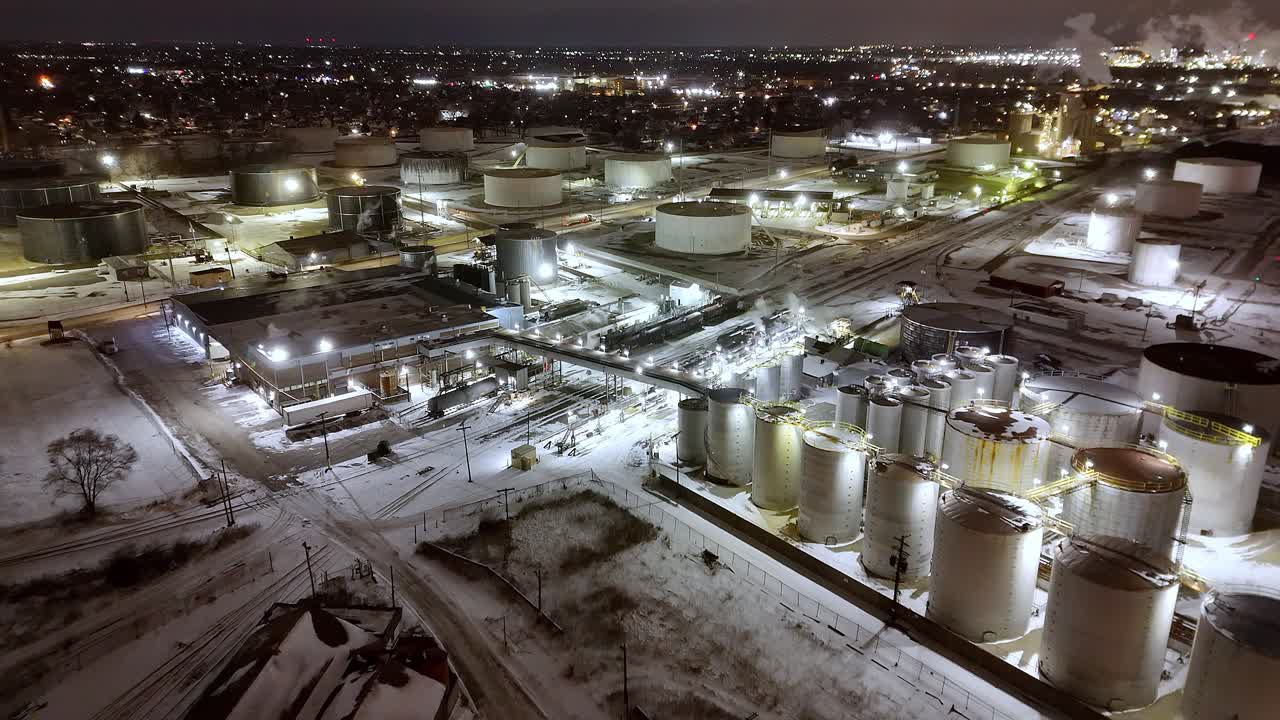 Michigan, ABD'de bulunan Michigan Deniz Terminali, geceleyin petrol ve yakıt depolayan tanklarla, enerji endüstrisi, havadan görünüm