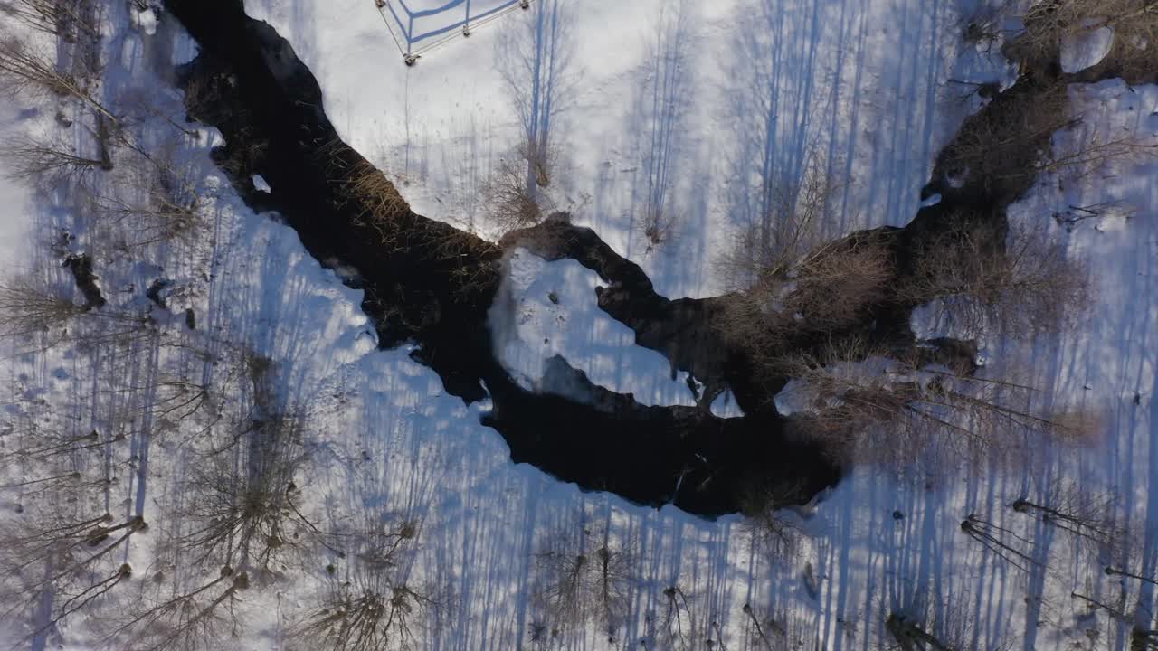 hermoso video de drones del sitio del arroyo de invierno