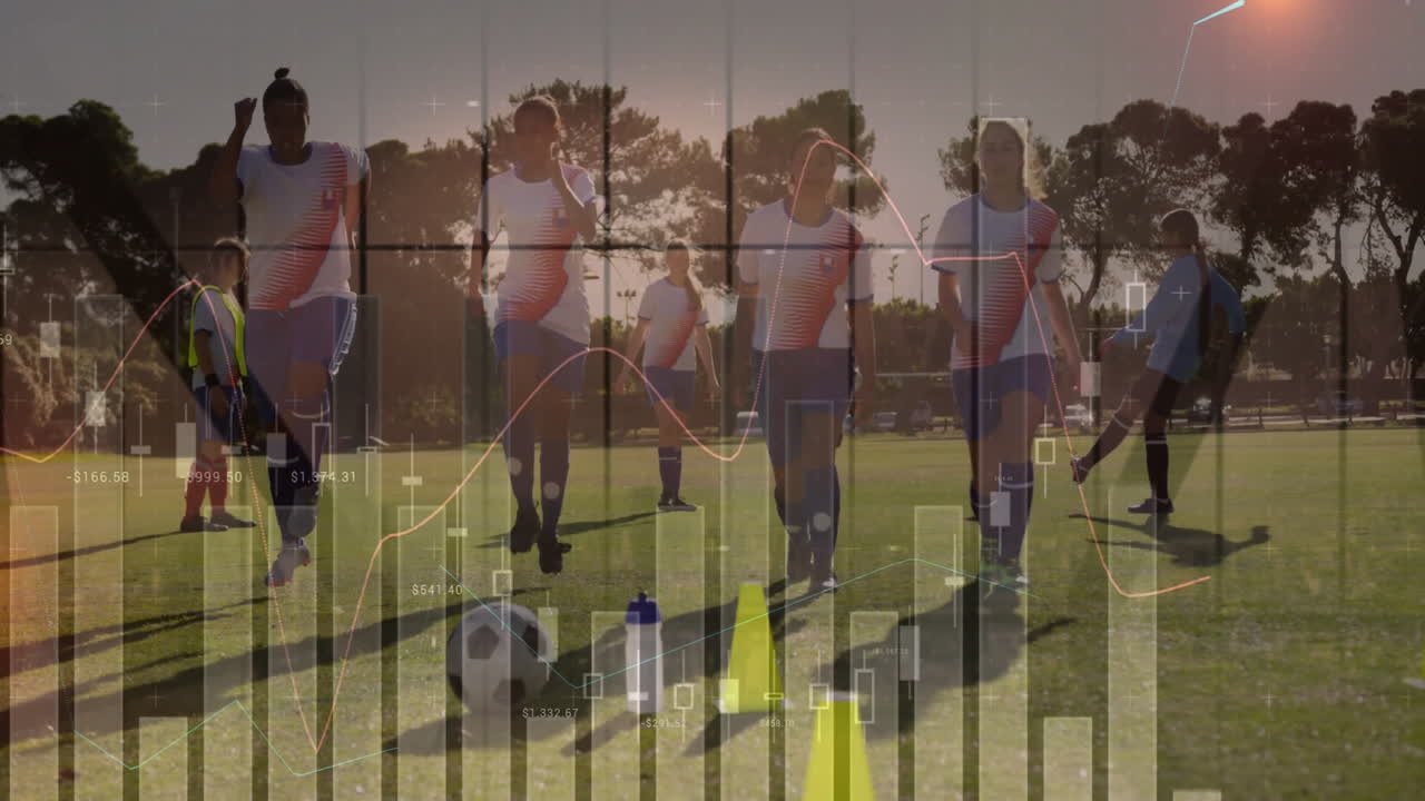 jugadores de fútbol entrenando con conos sobre animación de procesamiento de datos financieros