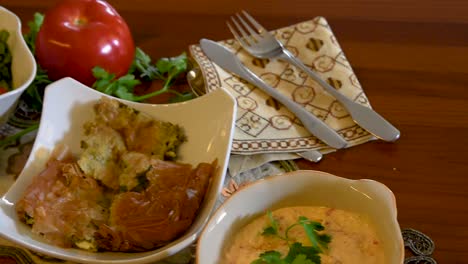 cocina mediterránea saludable, concepto de tres platos para el almuerzo o la cena
