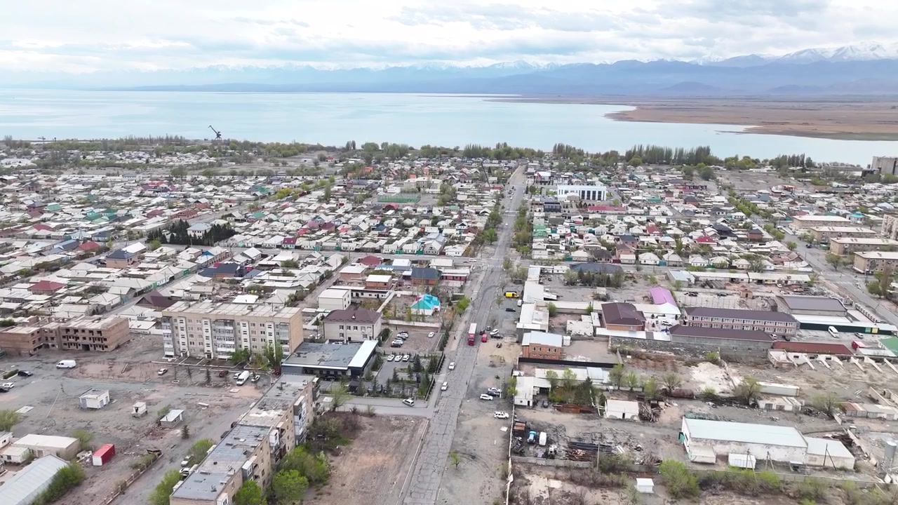 Kırgızistan'ın Balykçı kasabasında, Issık Göl kenarındaki apartman blokları ve yerleşim alanı drone şehir manzarası.