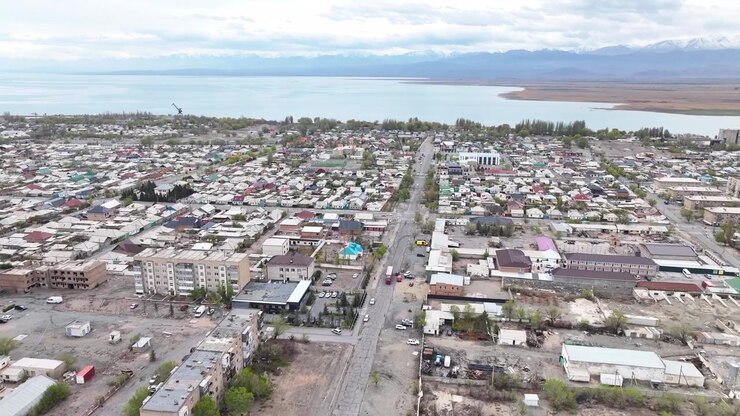 Các tòa nhà chung cư và khu dân cư bên hồ Issyk Kul, thị trấn Balykchy, Kyrgyzstan, cảnh quan thành phố từ drone.