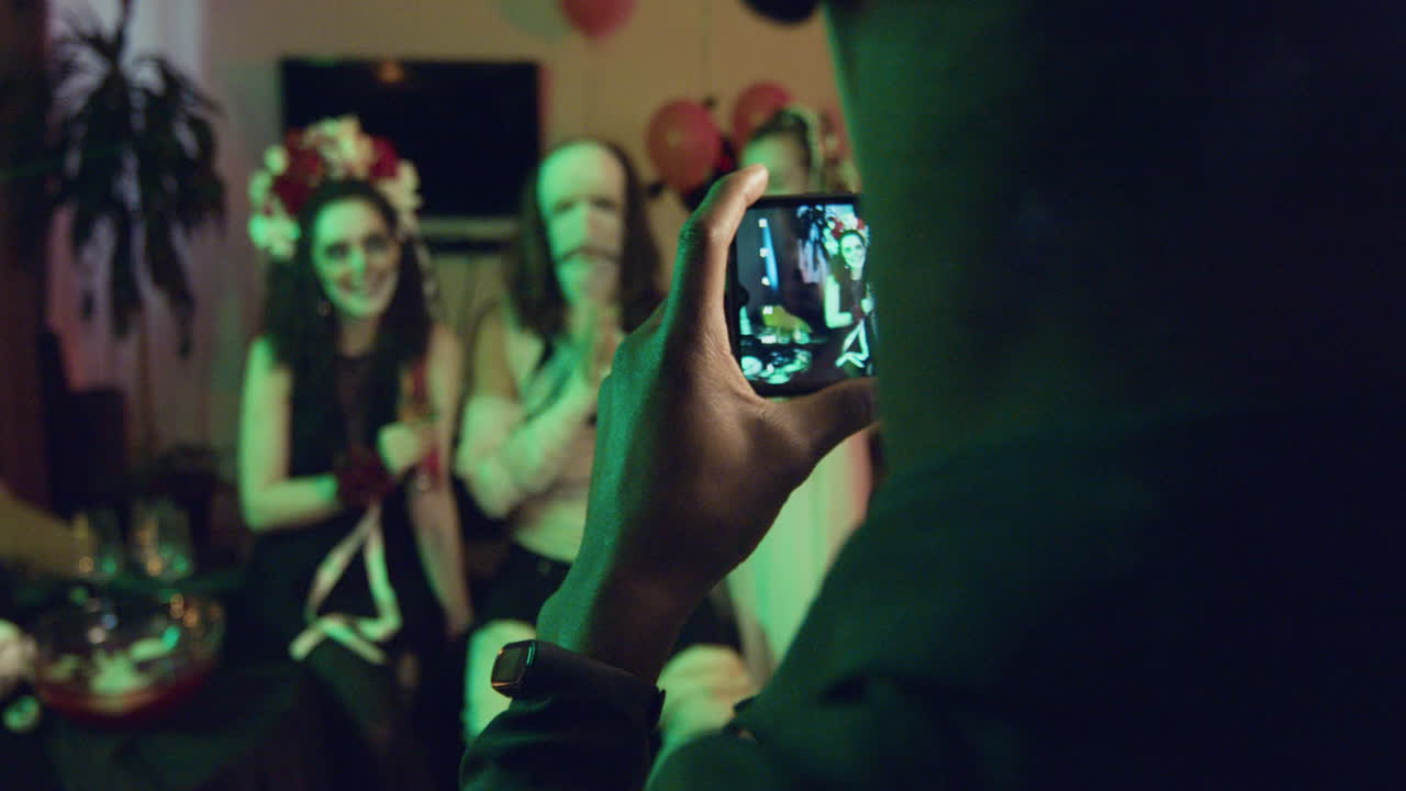 vista trasera de un hombre tomando una foto