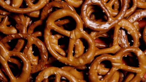 muchos bocadillos de pretzel salados en una superficie giratoria